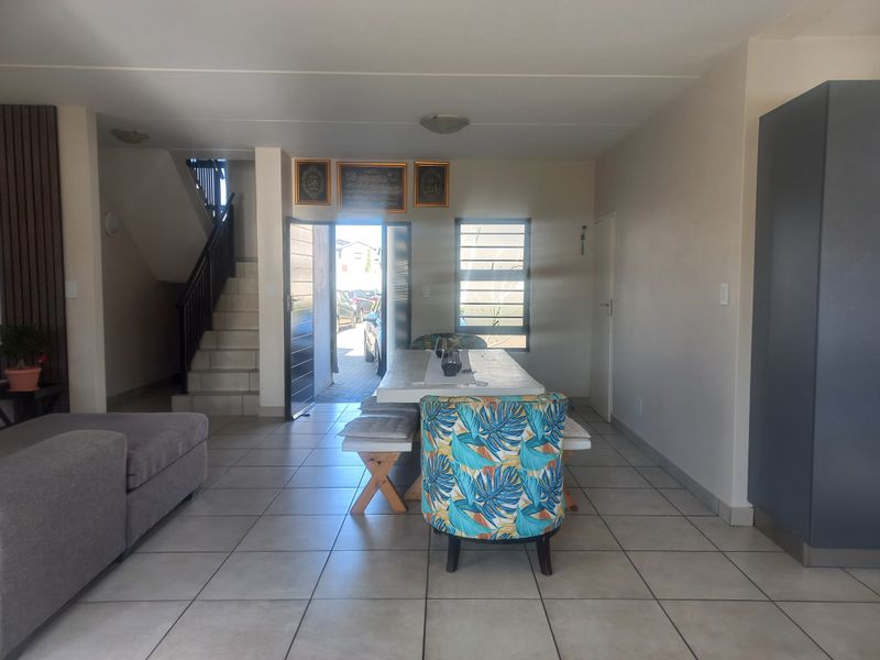 Upmarket three bedroom townhouse - Photo 10