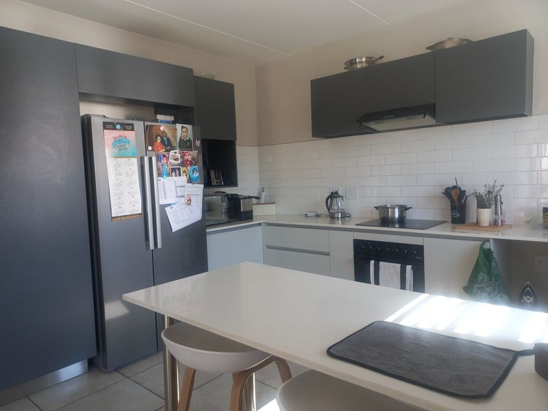 Upmarket three bedroom townhouse - Photo 9