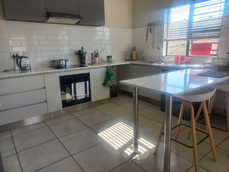 Upmarket three bedroom townhouse - Photo 8
