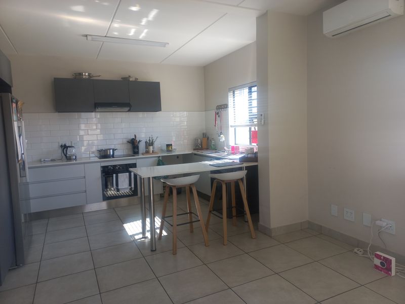 Upmarket three bedroom townhouse - Photo 7