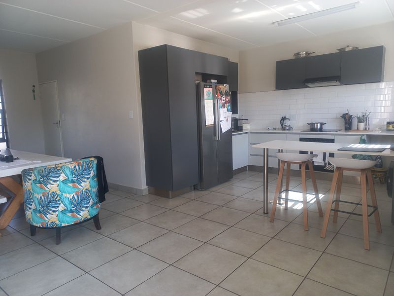 Upmarket three bedroom townhouse - Photo 6