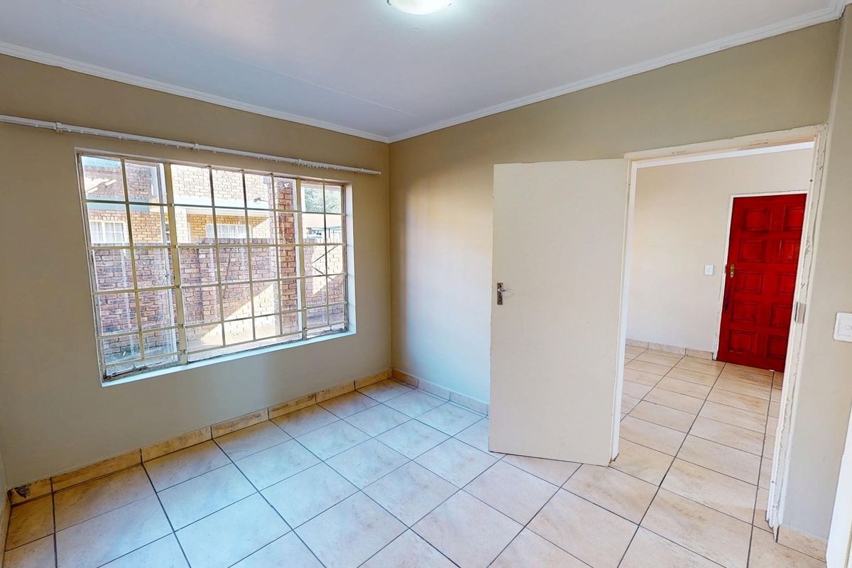 One bedroom townhouse for sale in Andeon Pretoria West - Photo 2
