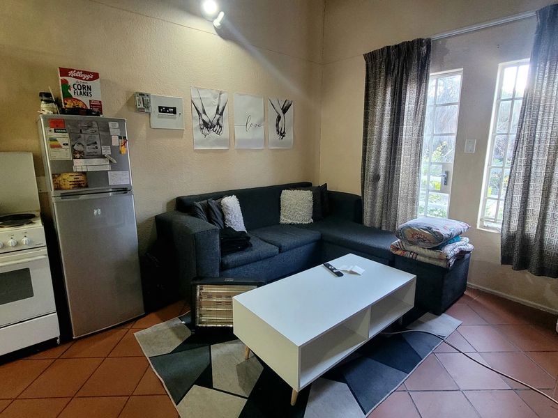 Charming Loft-Style Bachelor Unit in Prime Location - Photo 3