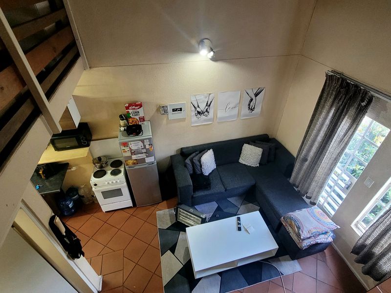 Charming Loft-Style Bachelor Unit in Prime Location - Photo 6