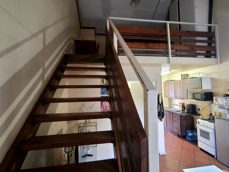 Charming Loft-Style Bachelor Unit in Prime Location - Photo 5