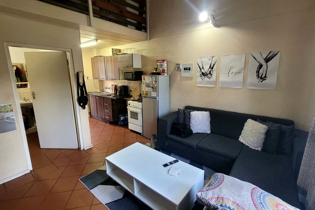 Charming Loft-Style Bachelor Unit in Prime Location - Photo 4
