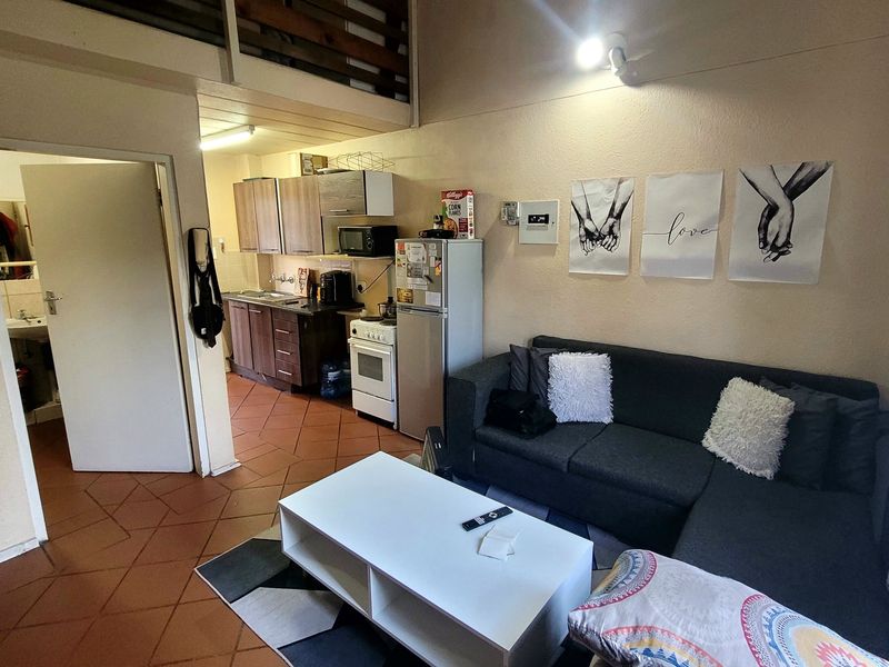 Charming Loft-Style Bachelor Unit in Prime Location - Photo 4
