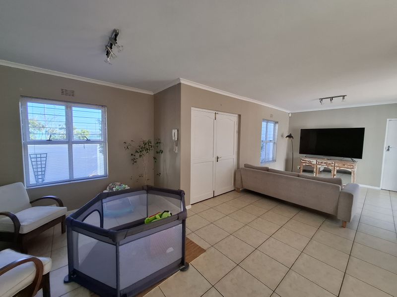 Spacious Family Home in the Heart of Sunningdale - Photo 4