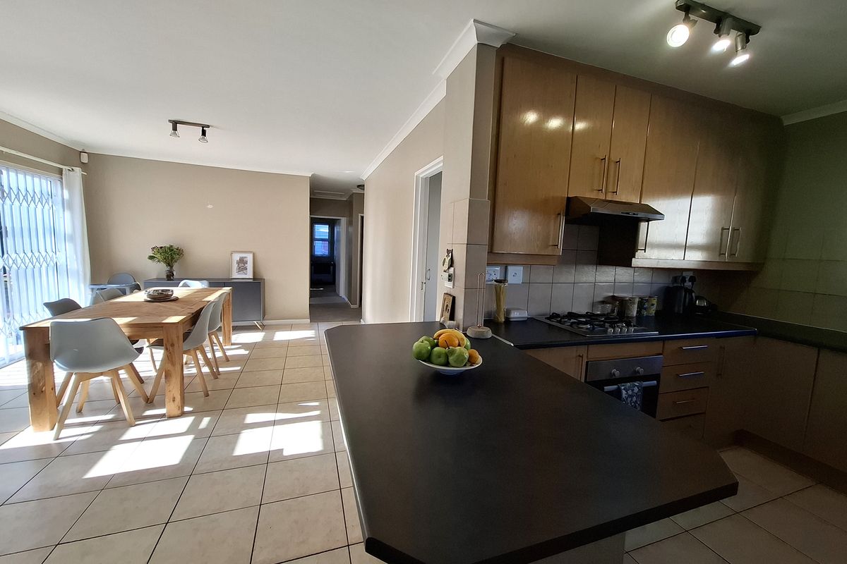 Spacious Family Home in the Heart of Sunningdale - Photo 5