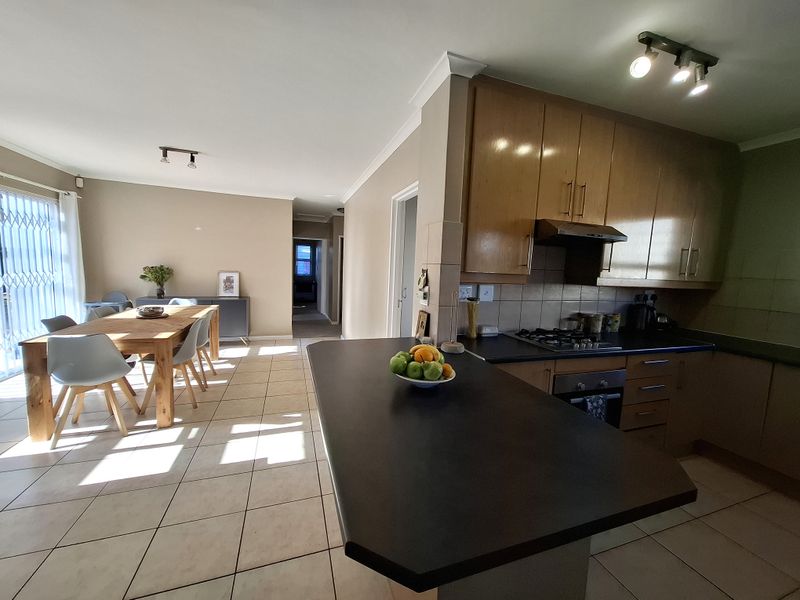Spacious Family Home in the Heart of Sunningdale - Photo 5