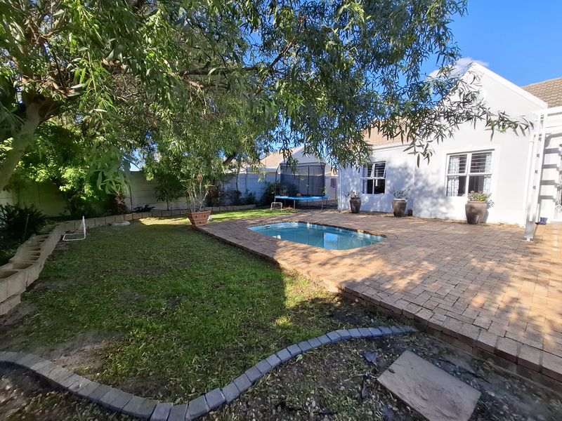 Spacious Family Home in the Heart of Sunningdale - Photo 1
