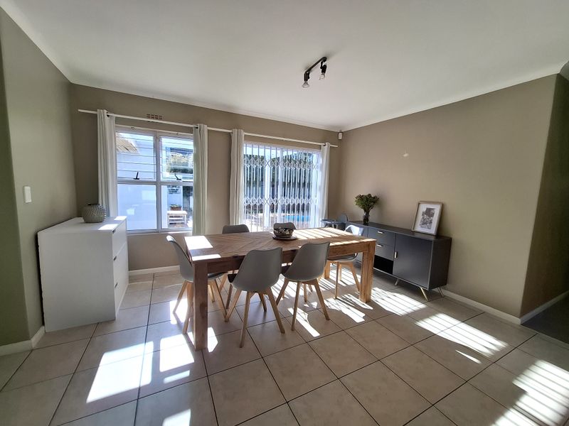 Spacious Family Home in the Heart of Sunningdale - Photo 10