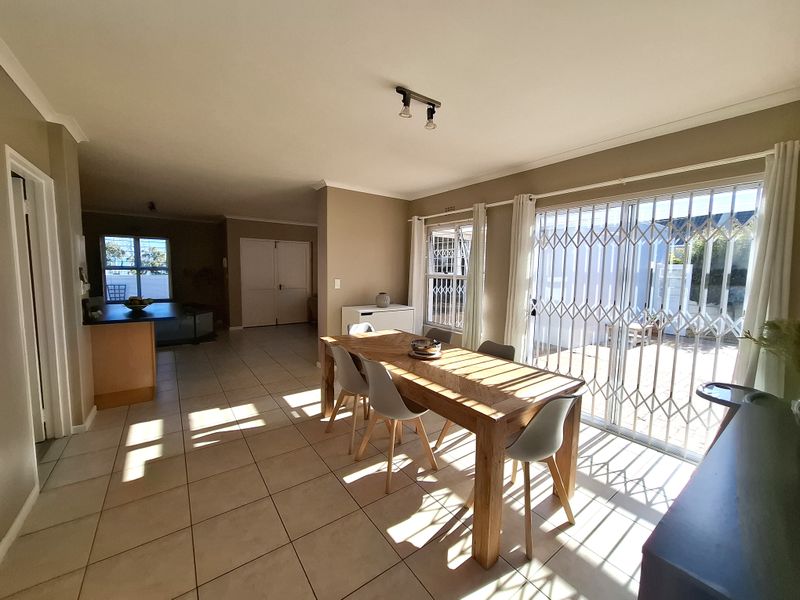 Spacious Family Home in the Heart of Sunningdale - Photo 9