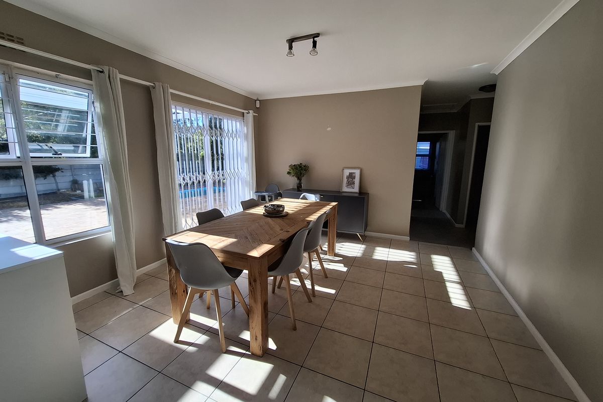 Spacious Family Home in the Heart of Sunningdale - Photo 2