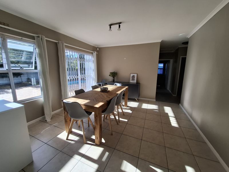 Spacious Family Home in the Heart of Sunningdale - Photo 2