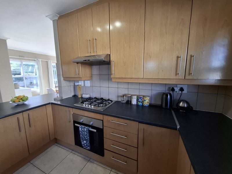 Spacious Family Home in the Heart of Sunningdale - Photo 7