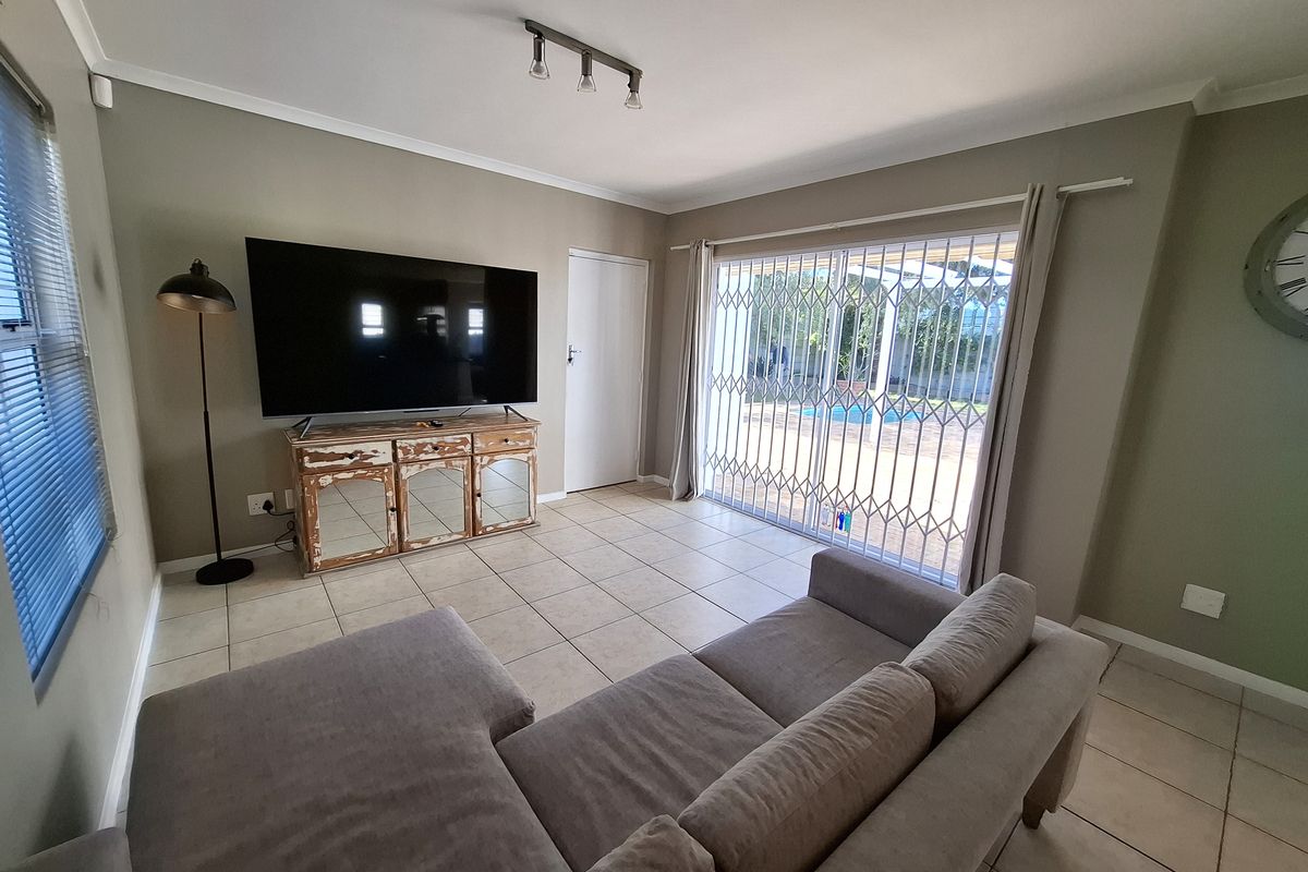 Spacious Family Home in the Heart of Sunningdale - Photo 3