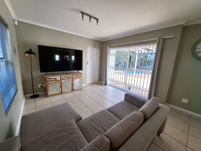 Spacious Family Home in the Heart of Sunningdale - Photo 3