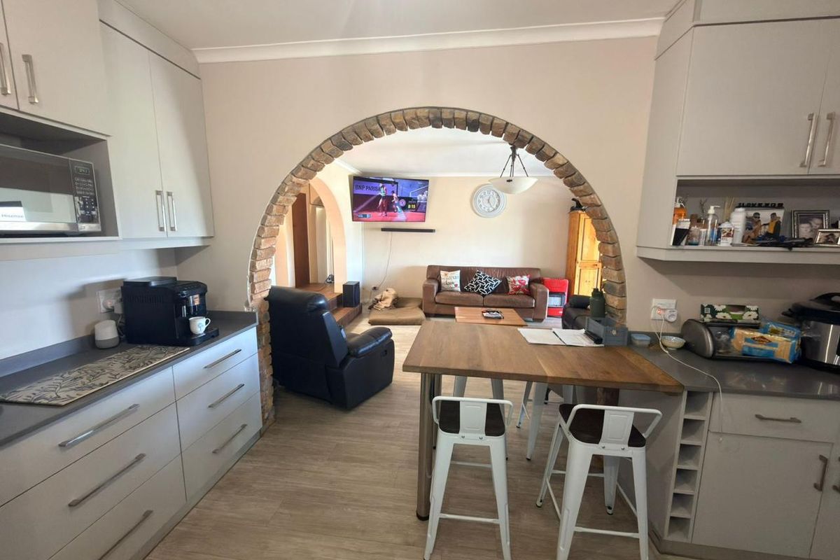 Your Dream Family Home Awaits – 4 Bedrooms, Comfort & Space in Langerug - Photo 5