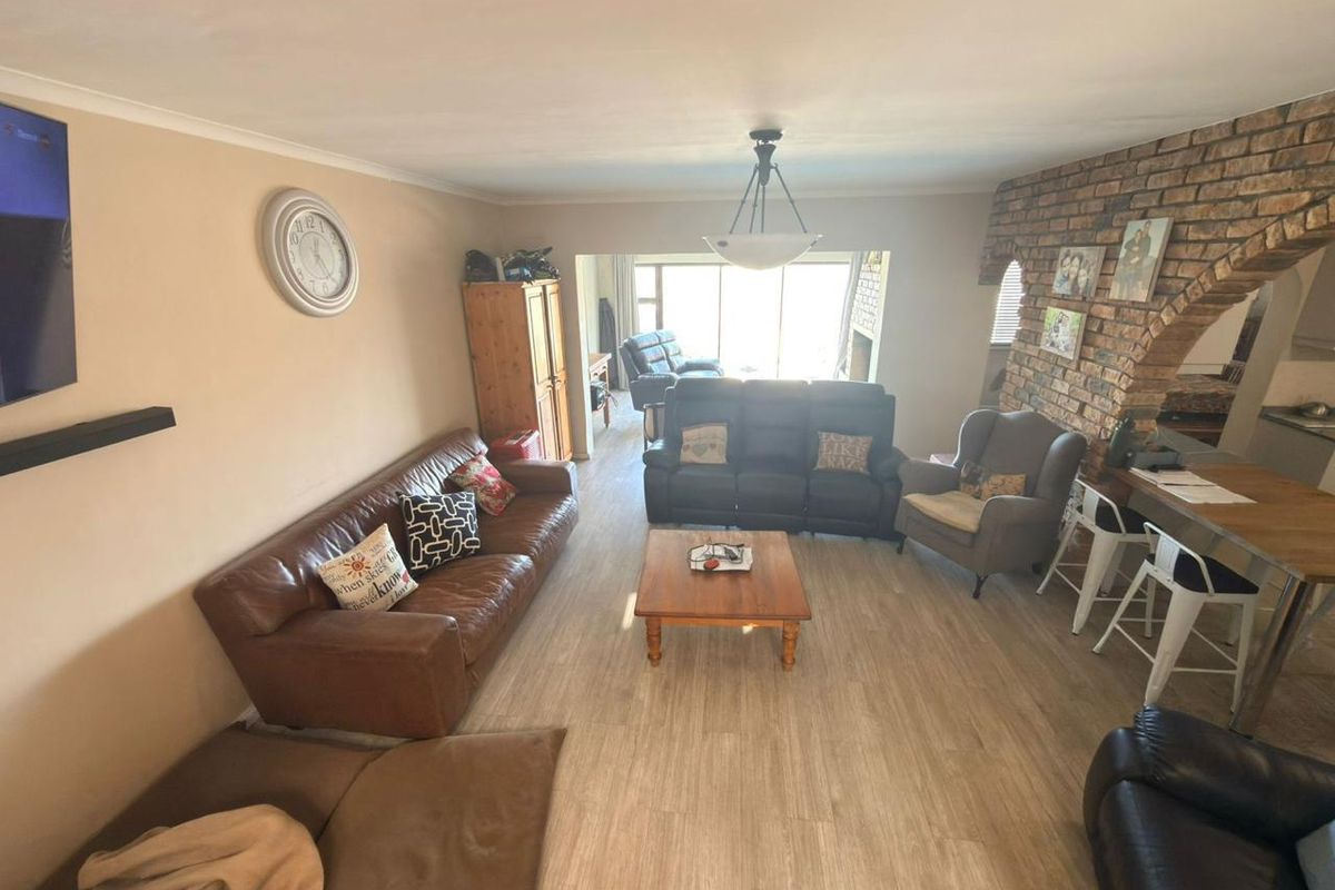 Your Dream Family Home Awaits – 4 Bedrooms, Comfort & Space in Langerug - Photo 4