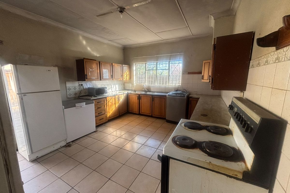 Exceptional Investment Opportunity- 9 Bedrooms , 5 Outside Rooms Multiple bathroms - Photo 3