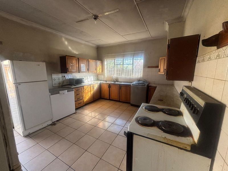 Exceptional Investment Opportunity- 9 Bedrooms , 5 Outside Rooms Multiple bathroms - Photo 3