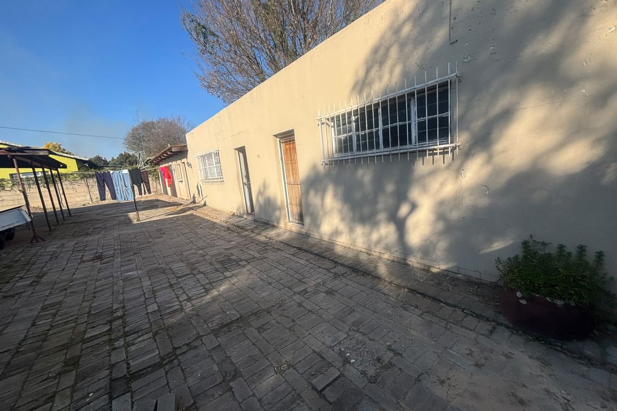 Exceptional Investment Opportunity- 9 Bedrooms , 5 Outside Rooms Multiple bathroms - Photo 2