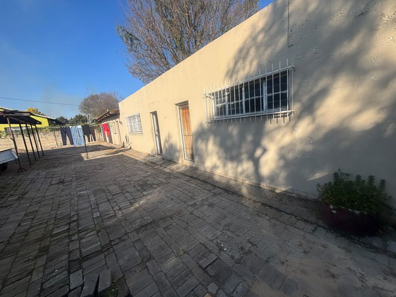 Exceptional Investment Opportunity- 9 Bedrooms , 5 Outside Rooms Multiple bathroms - Photo 1
