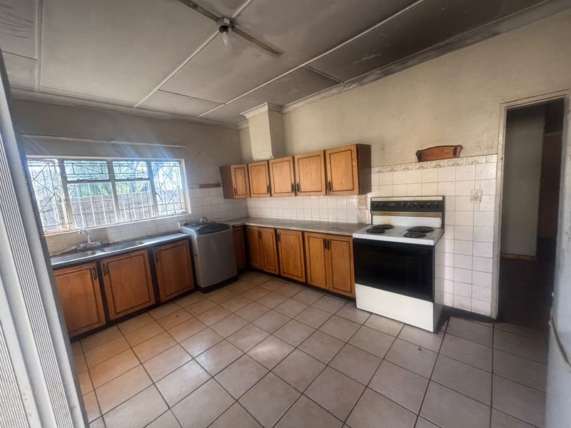 Exceptional Investment Opportunity- 9 Bedrooms , 5 Outside Rooms Multiple bathroms - Photo 7