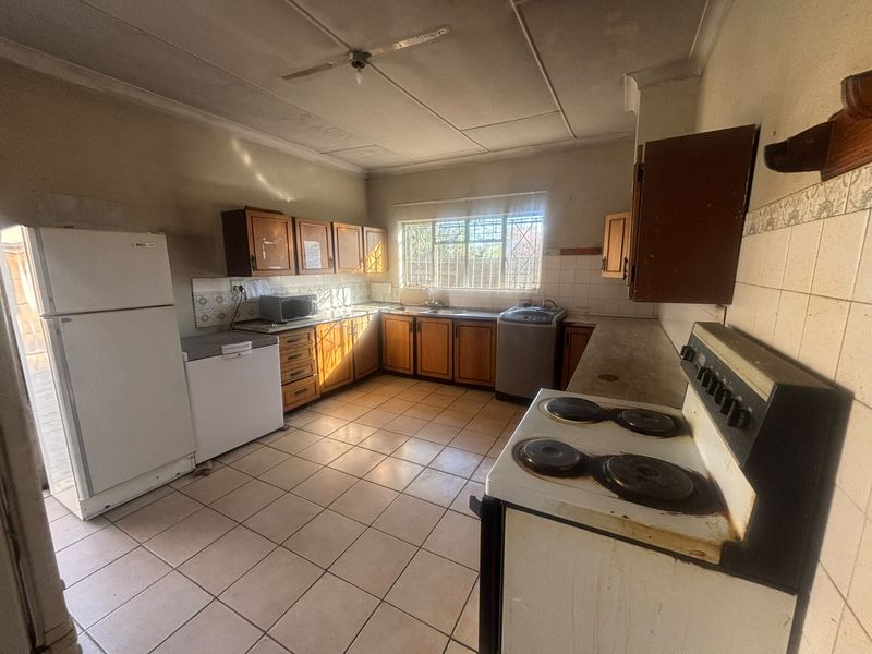 Exceptional Investment Opportunity- 9 Bedrooms , 5 Outside Rooms Multiple bathroms - Photo 6