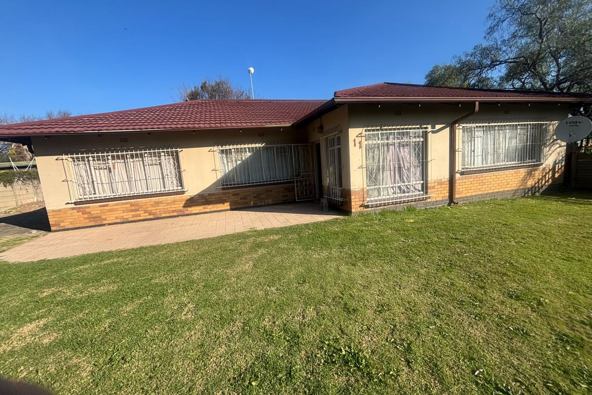 Exceptional Investment Opportunity- 9 Bedrooms , 5 Outside Rooms Multiple bathroms - Photo 4