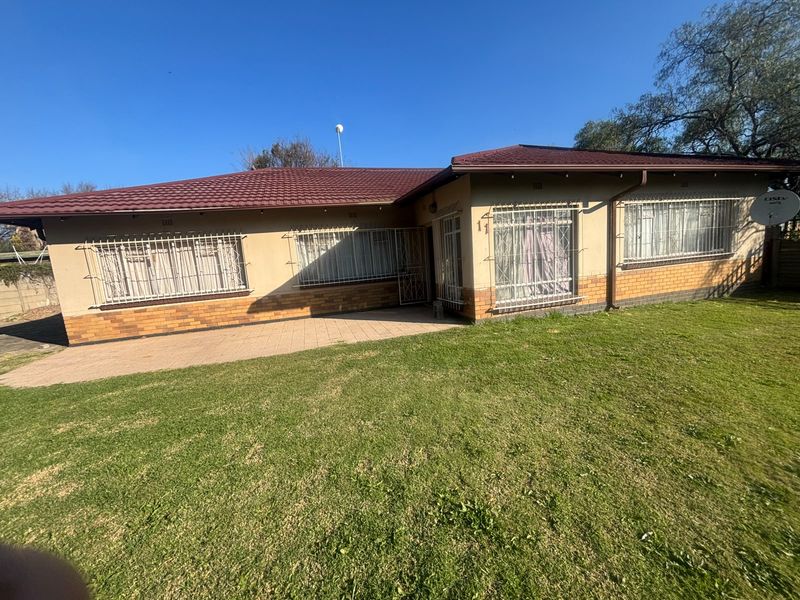 Exceptional Investment Opportunity- 9 Bedrooms , 5 Outside Rooms Multiple bathroms - Photo 4