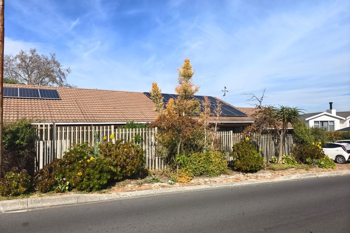 Spacious 4-Bedroom Home with Inverter, Solar Panels & Garden - Photo 3