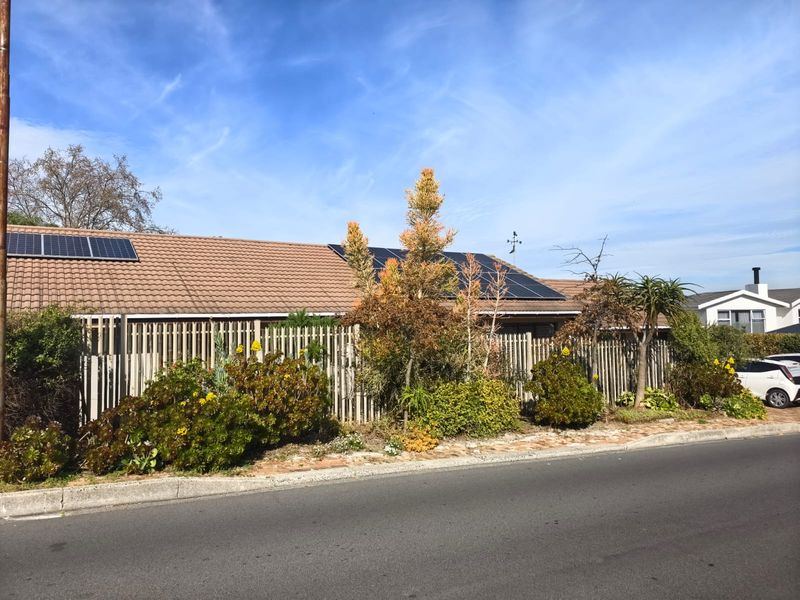 Spacious 4-Bedroom Home with Inverter, Solar Panels & Garden - Photo 3