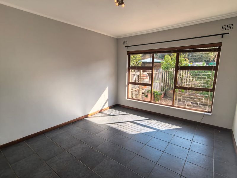 Spacious 4-Bedroom Home with Inverter, Solar Panels & Garden - Photo 9