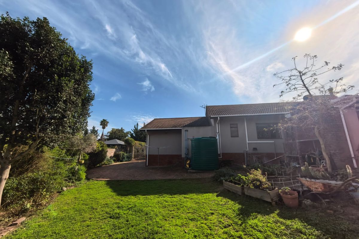 Spacious 4-Bedroom Home with Inverter, Solar Panels & Garden - Photo 2