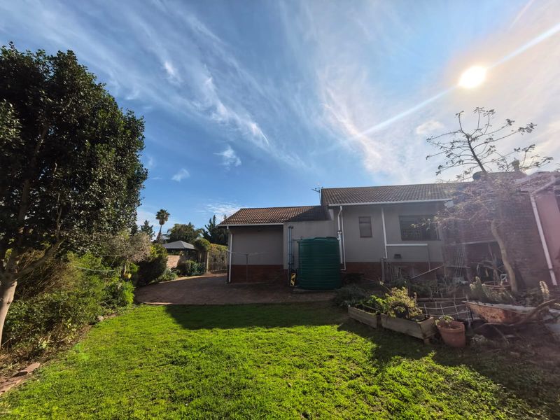 Spacious 4-Bedroom Home with Inverter, Solar Panels & Garden - Photo 2