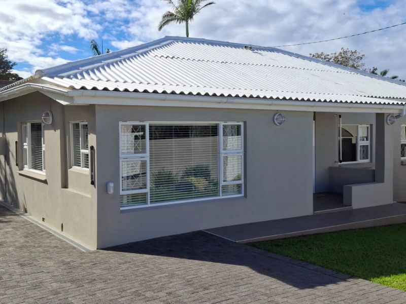 Stunning 4 bedroom house with great modern finishes ,including stylish flatlet - Photo 2