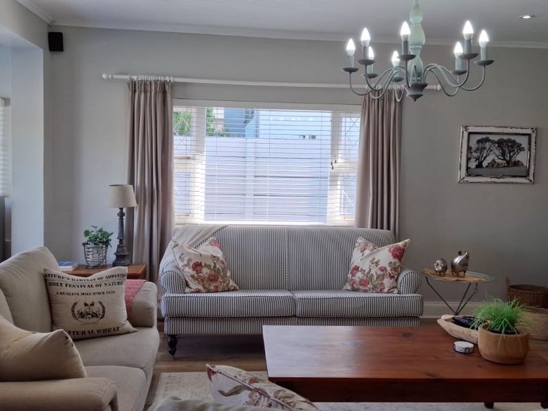 Stunning 4 bedroom house with great modern finishes ,including stylish flatlet - Photo 5