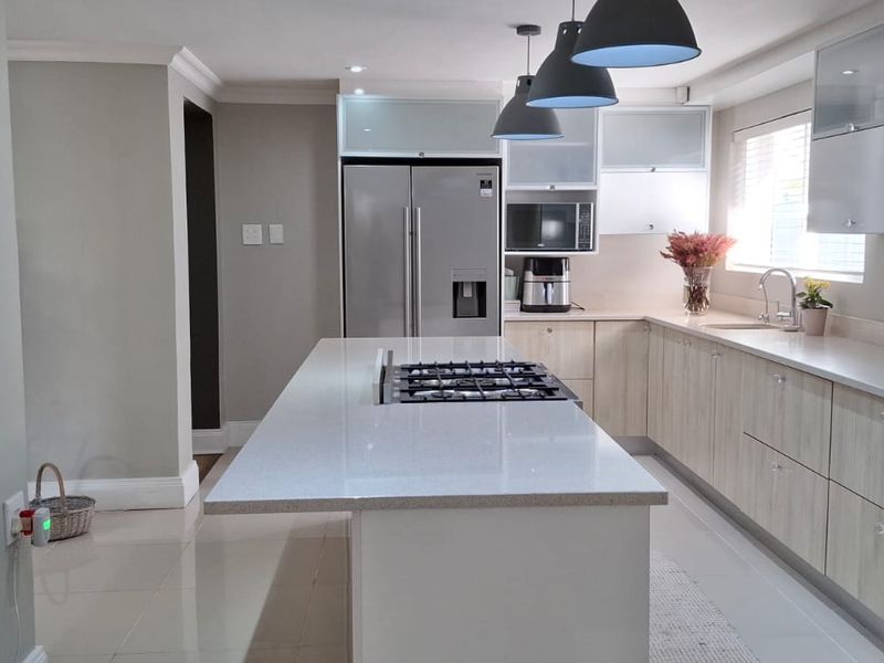 Stunning 4 bedroom house with great modern finishes ,including stylish flatlet - Photo 8