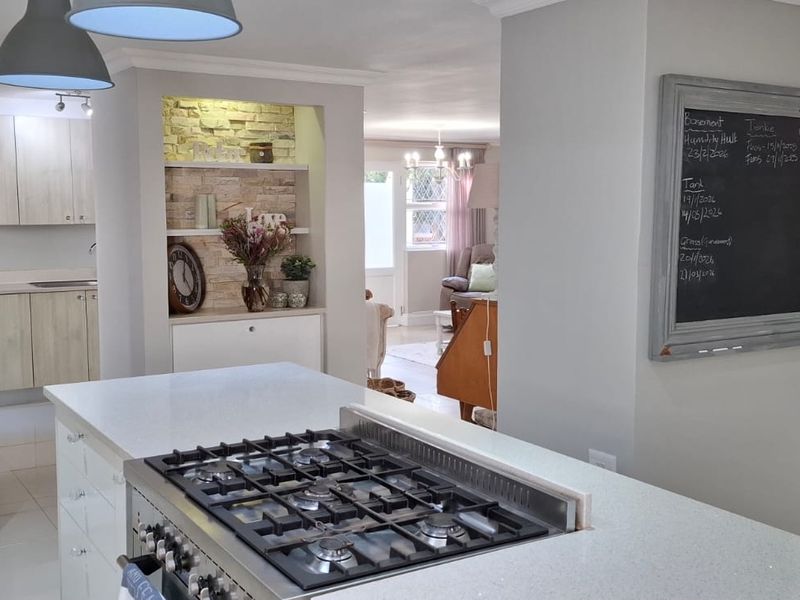 Stunning 4 bedroom house with great modern finishes ,including stylish flatlet - Photo 9