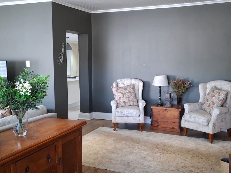 Stunning 4 bedroom house with great modern finishes ,including stylish flatlet - Photo 7