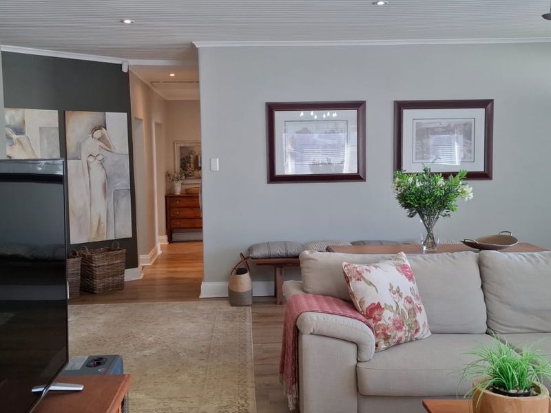 Stunning 4 bedroom house with great modern finishes ,including stylish flatlet - Photo 6