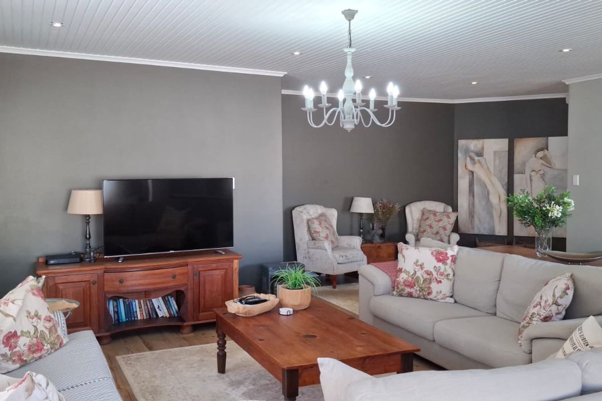 Stunning 4 bedroom house with great modern finishes ,including stylish flatlet - Photo 4