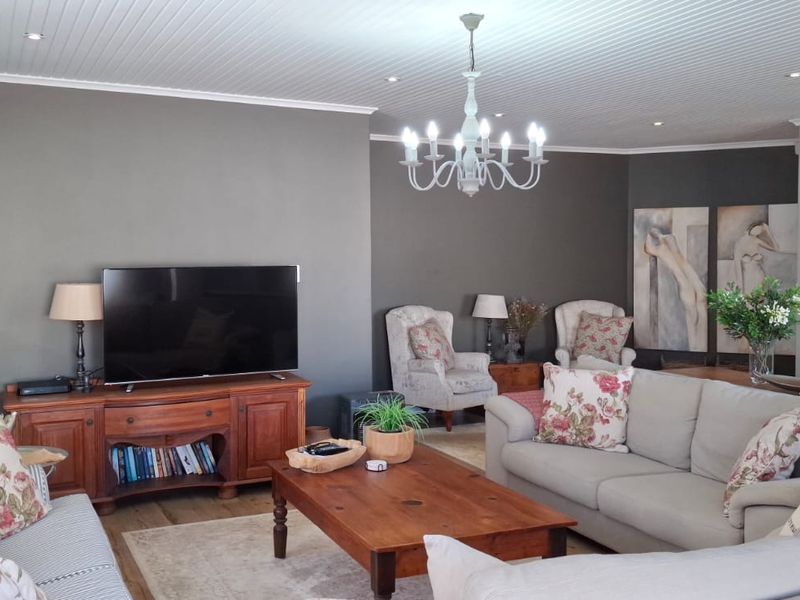 Stunning 4 bedroom house with great modern finishes ,including stylish flatlet - Photo 4