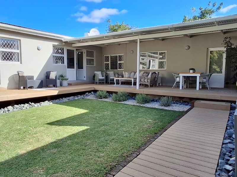 Stunning 4 bedroom house with great modern finishes ,including stylish flatlet - Photo 1