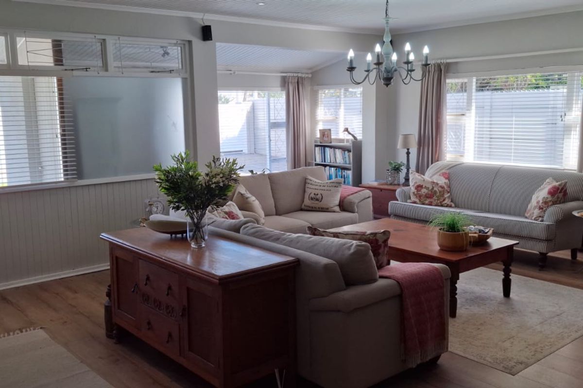 Stunning 4 bedroom house with great modern finishes ,including stylish flatlet - Photo 3
