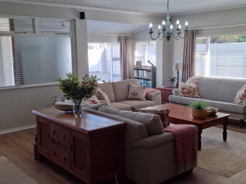 Stunning 4 bedroom house with great modern finishes ,including stylish flatlet - Photo 3