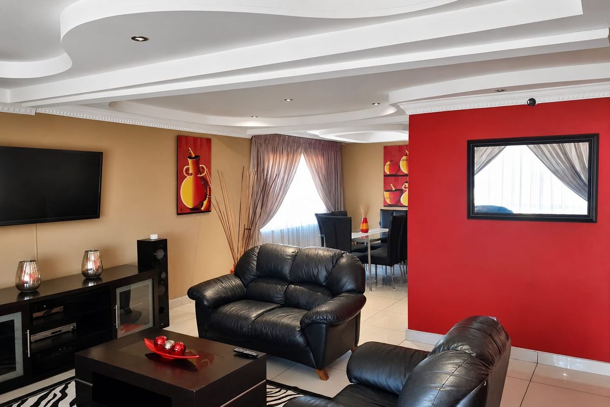 Unlock Outstanding Rental Potential with This 4 Bedroom Home & 4 Flatlets - Photo 5