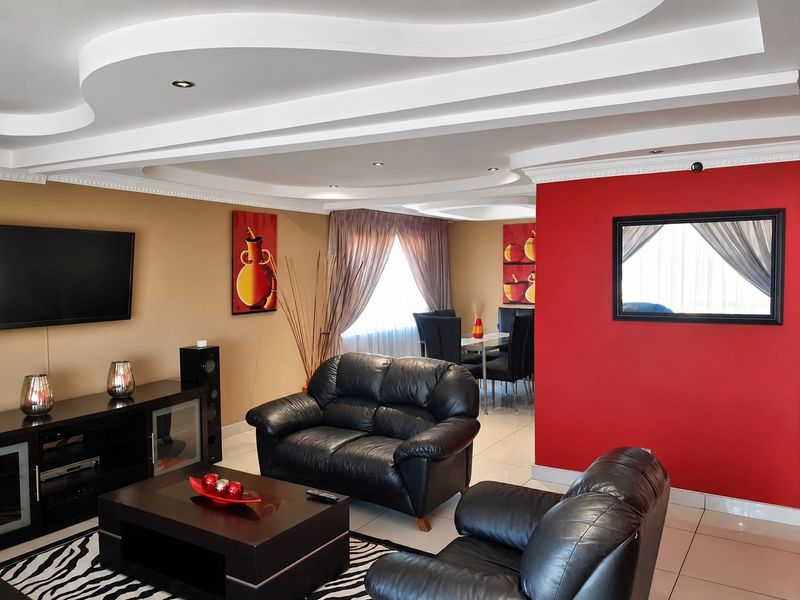 Unlock Outstanding Rental Potential with This 4 Bedroom Home & 4 Flatlets - Photo 5